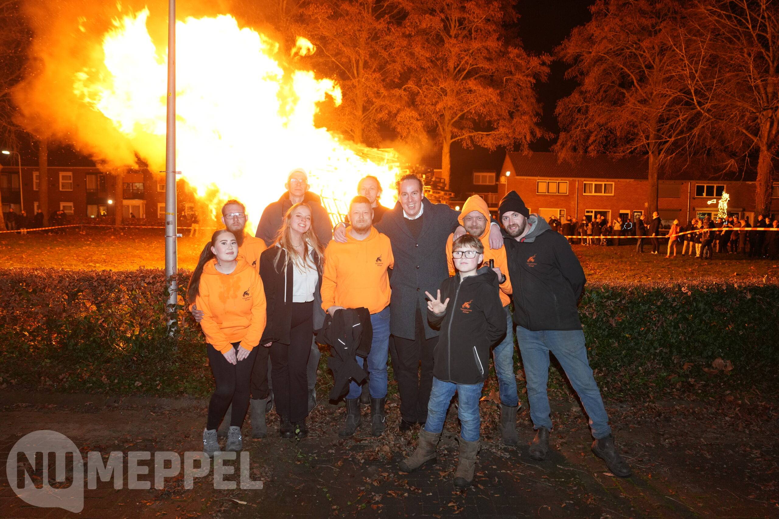 Vreugdevuur Ezinge in Meppel trekt honderden bezoekers, waaronder burgemeester Maathuis
