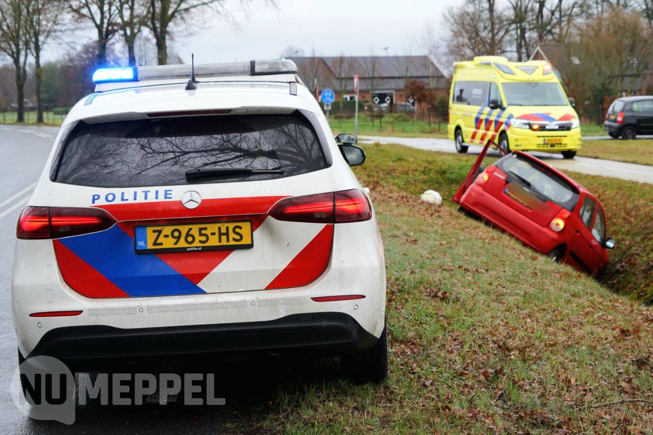 Auto belandt in sloot langs N374 bij Hoogeveen