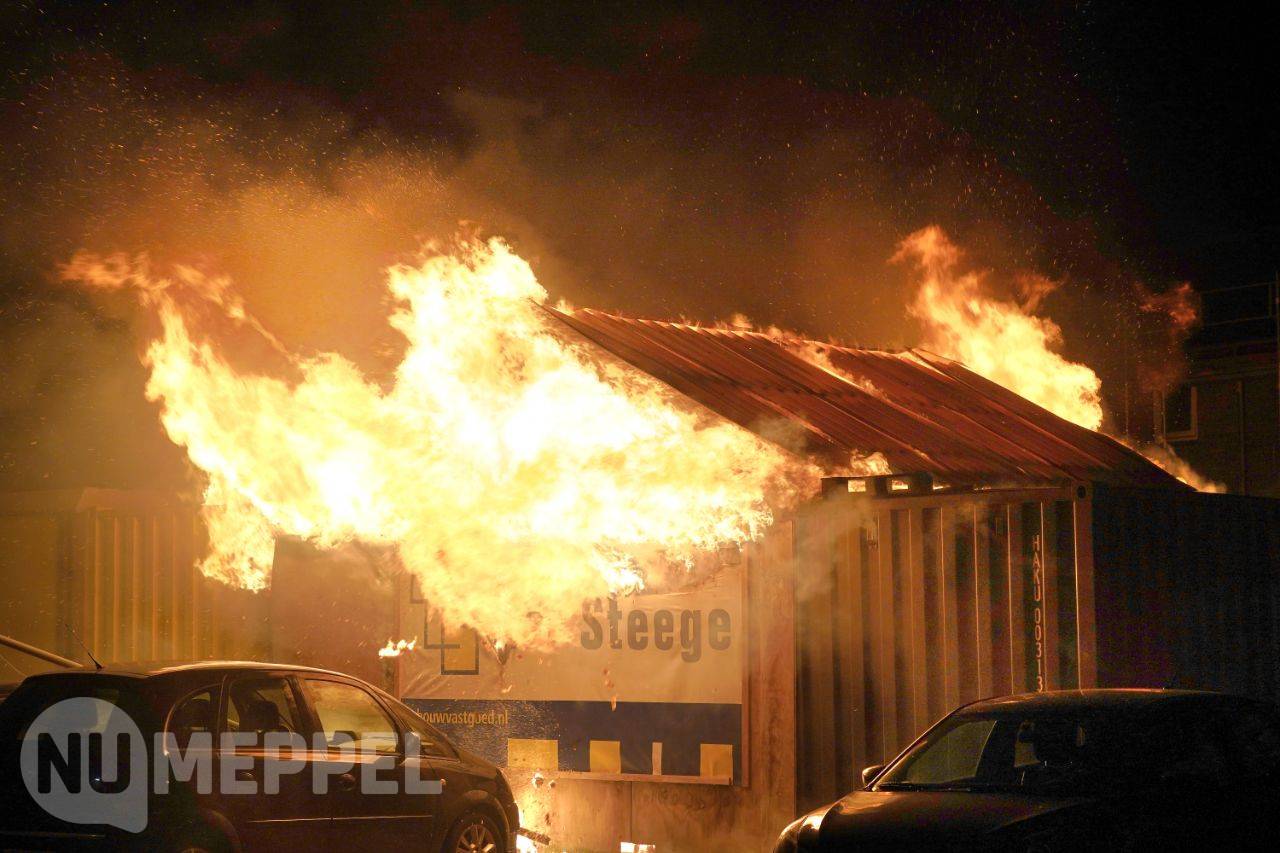 Brand in opslag Pottingastraat Hoogeveen, meerdere auto’s getroffen