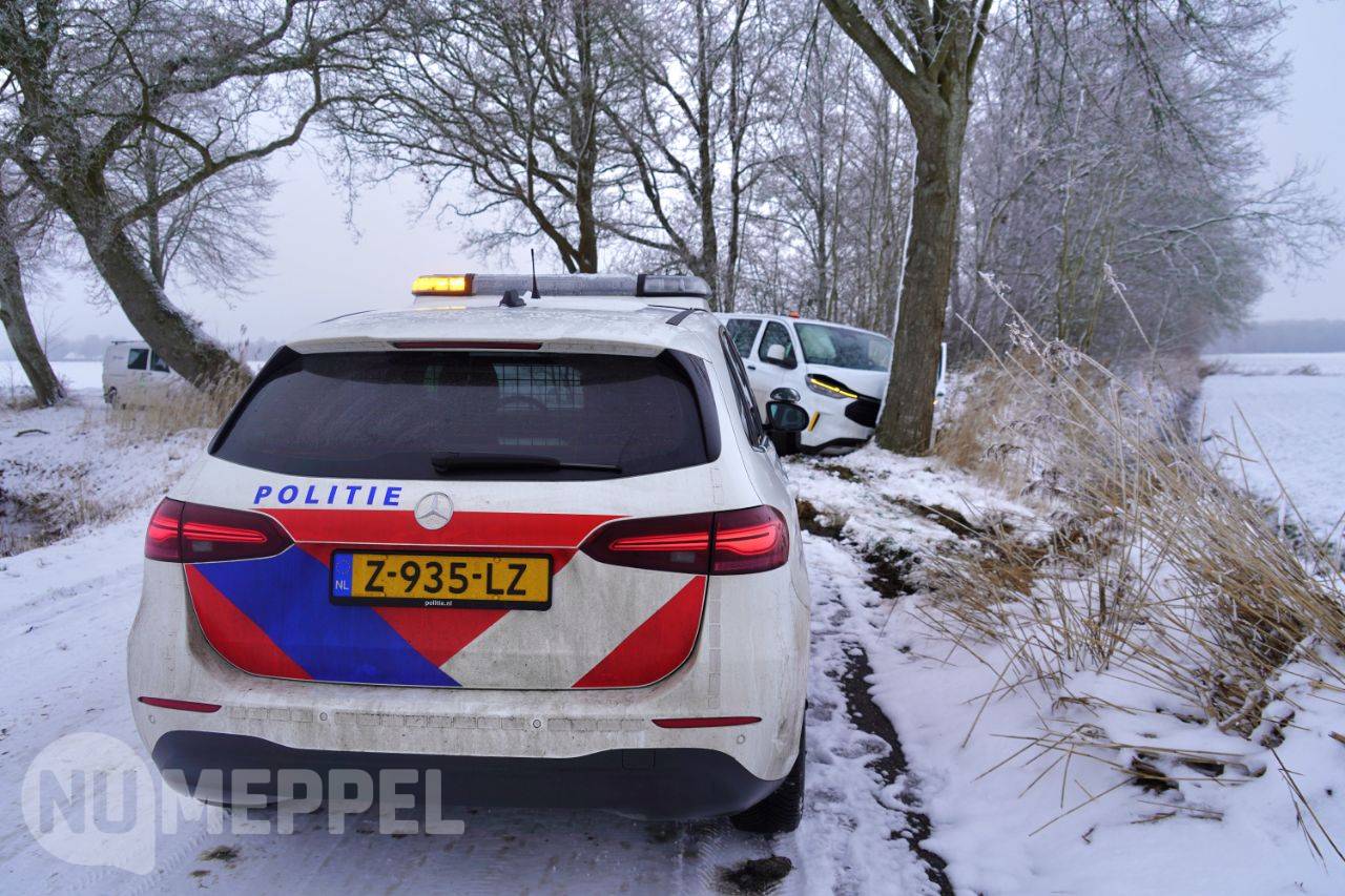 Busje door gladheid van weg en botst tegen boom in Veeningen