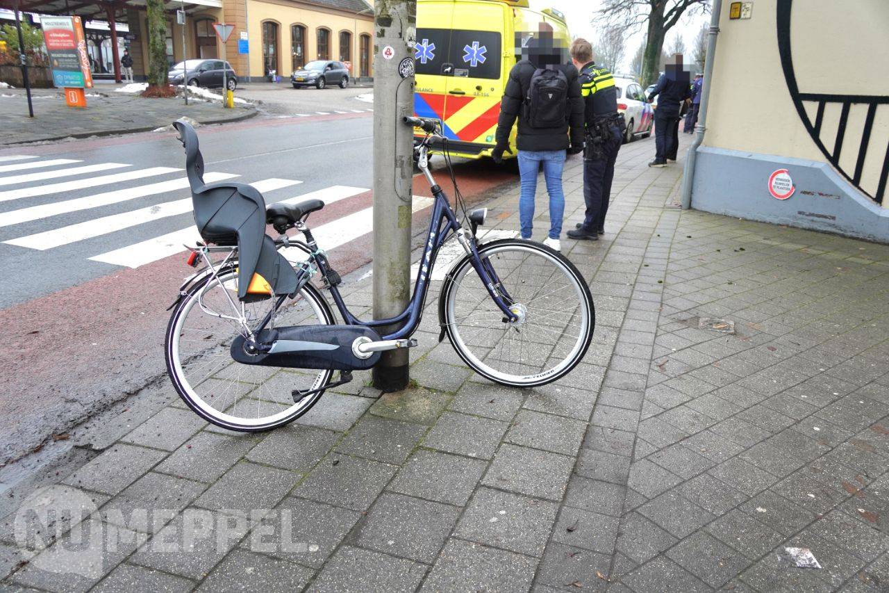 Aanrijding tussen auto en fiets op Parallelweg in Meppel