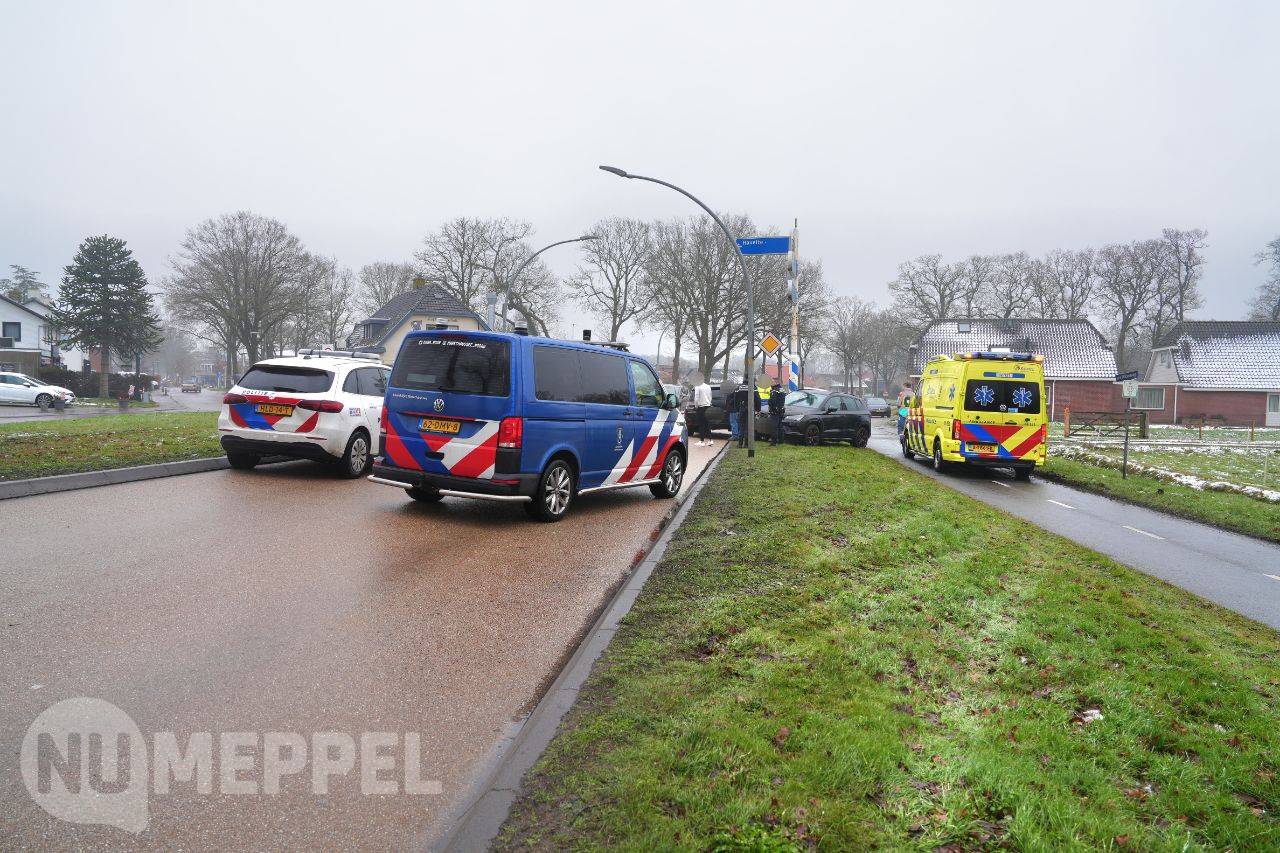 Verkeersongeval op kruising Van Helomaweg en Dorpsstraat in Havelte