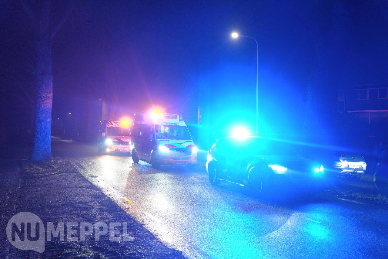 Brommerrijder botst tegen boom langs Meppelerweg in Steenwijk
