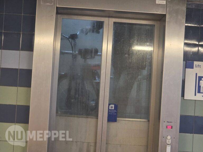 Brandweer bevrijdt man uit horrorlift op station in Meppel