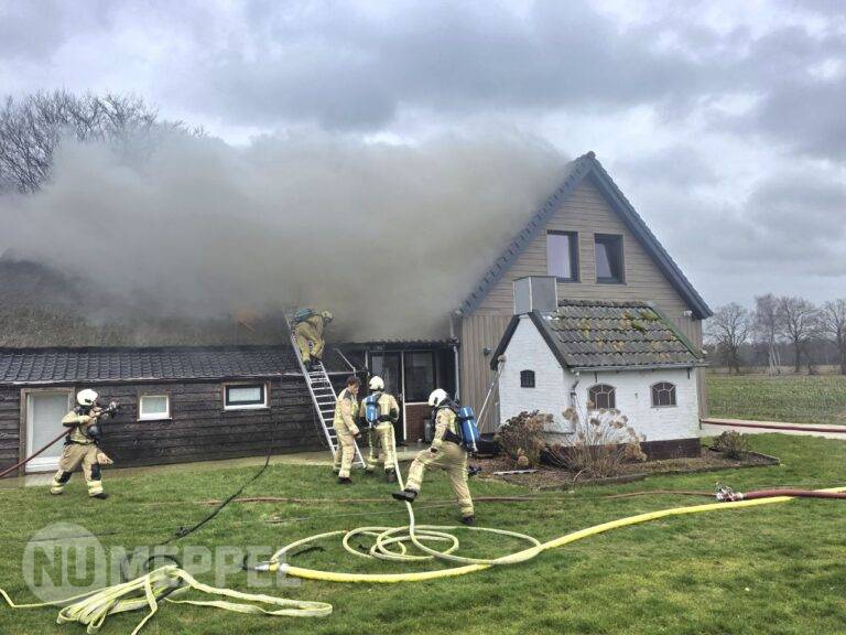 Veel rookontwikkeling bij brand in rietgedekte woning in Ruinerwold