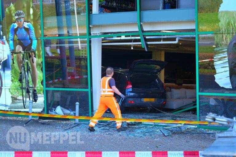 Bestuurder rijdt door gevel van meubelwinkel in Steenwijk