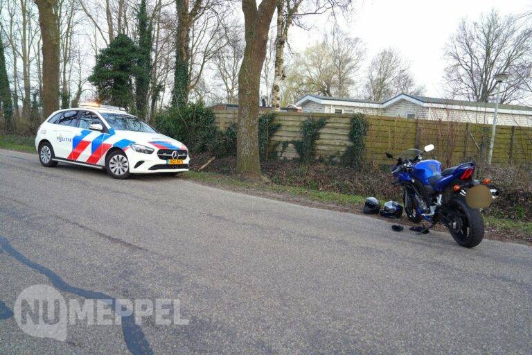 Motorrijdster lichtgewond na ongeval in Rouveen