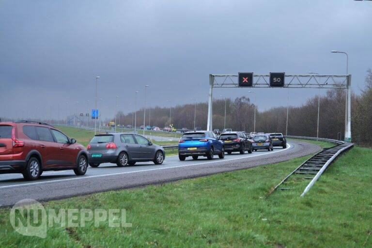 Auto tegen vangrail op A32 bij Lankhorst, rijstrook afgesloten