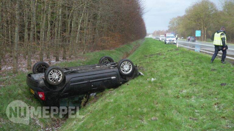 Auto slaat over de kop na hagelbui op N48 bij Zuidwolde