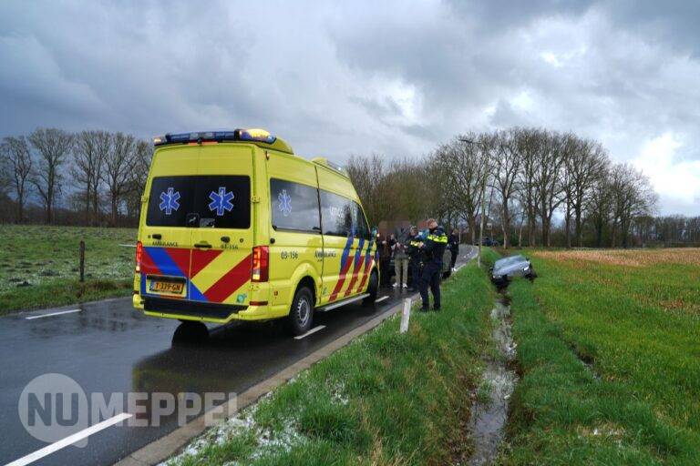 Auto belandt in sloot na hagelbui op Herenweg in IJhorst
