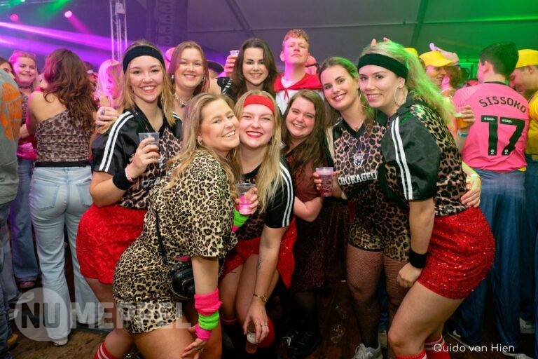 Vrijdagavond 13 maart 2026: Meezingfestijn Nijeveen trekt volle tent met feest en muziek