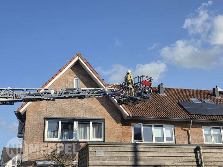 Brandweer rukt groots uit voor dakbrand aan Valeriaan in Meppel