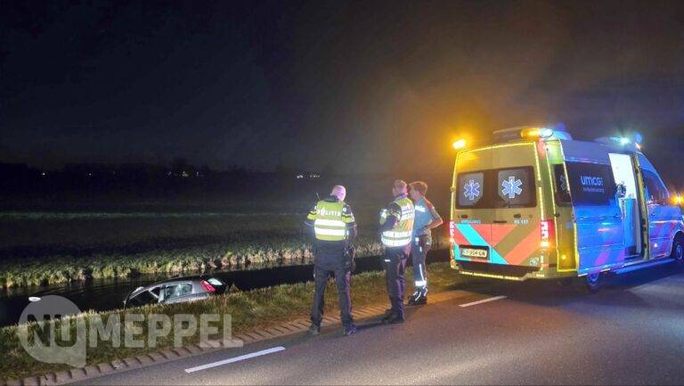 Auto te water aan de Staphorster Grote Stouwe, bestuurder onder invloed