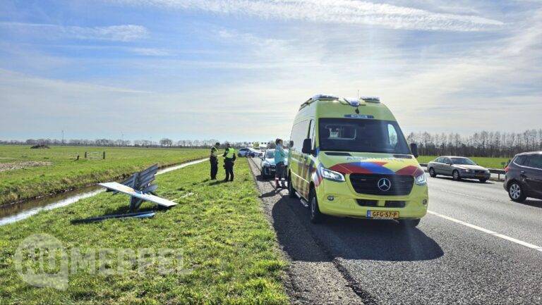 Auto botst tegen verkeersbord op A28 bij Rouveen
