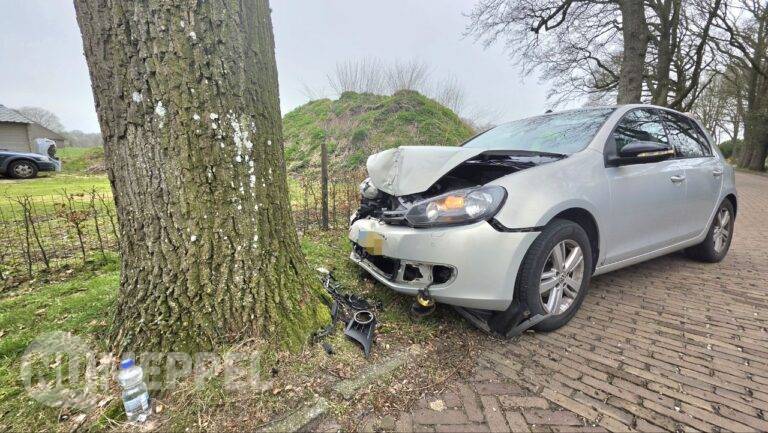 Auto tegen boom op Oldendiever in Diever