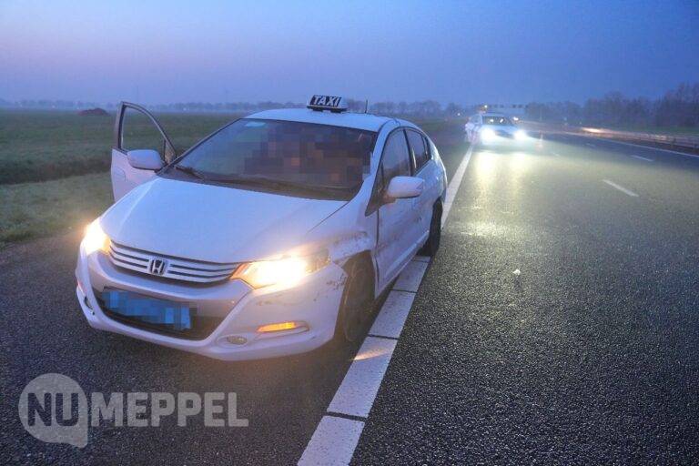 Taxi botst tegen vangrail na uitwijkmanoeuvre op A28 bij Rouveen