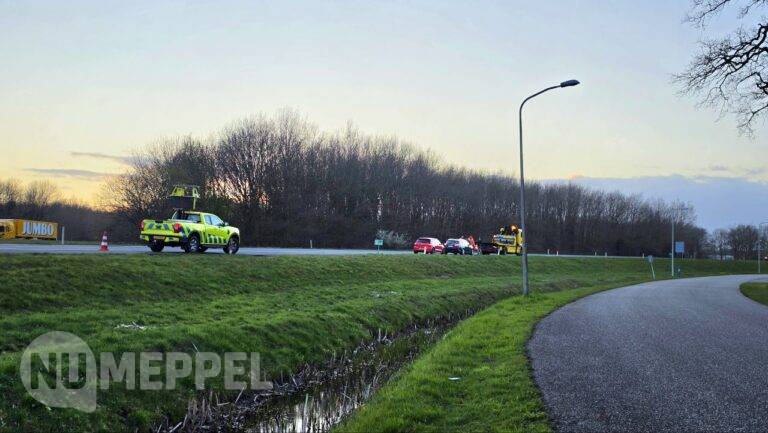 Kop-staartbotsing op afrit A28 bij Rogat