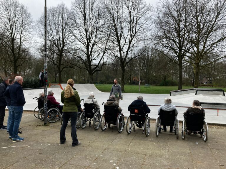 Jong en oud ontmoeten elkaar op het skatepark in Meppel