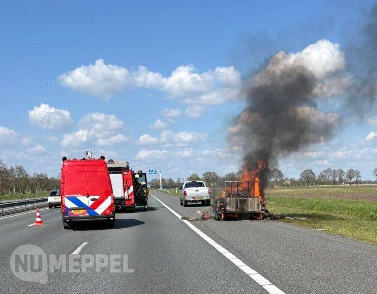 Aanhangwagen in brand op A28 bij Rouveen zorgt voor flinke vertraging