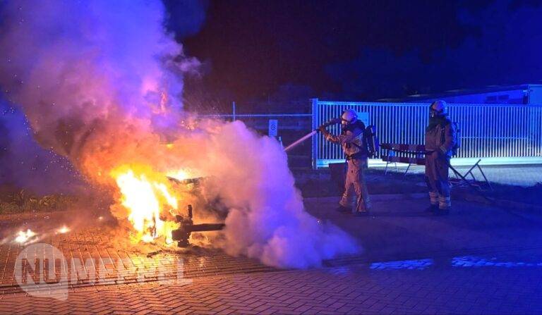 Auto in brand gestoken op parkeerplaats in Hoogeveen: politie zoekt getuigen