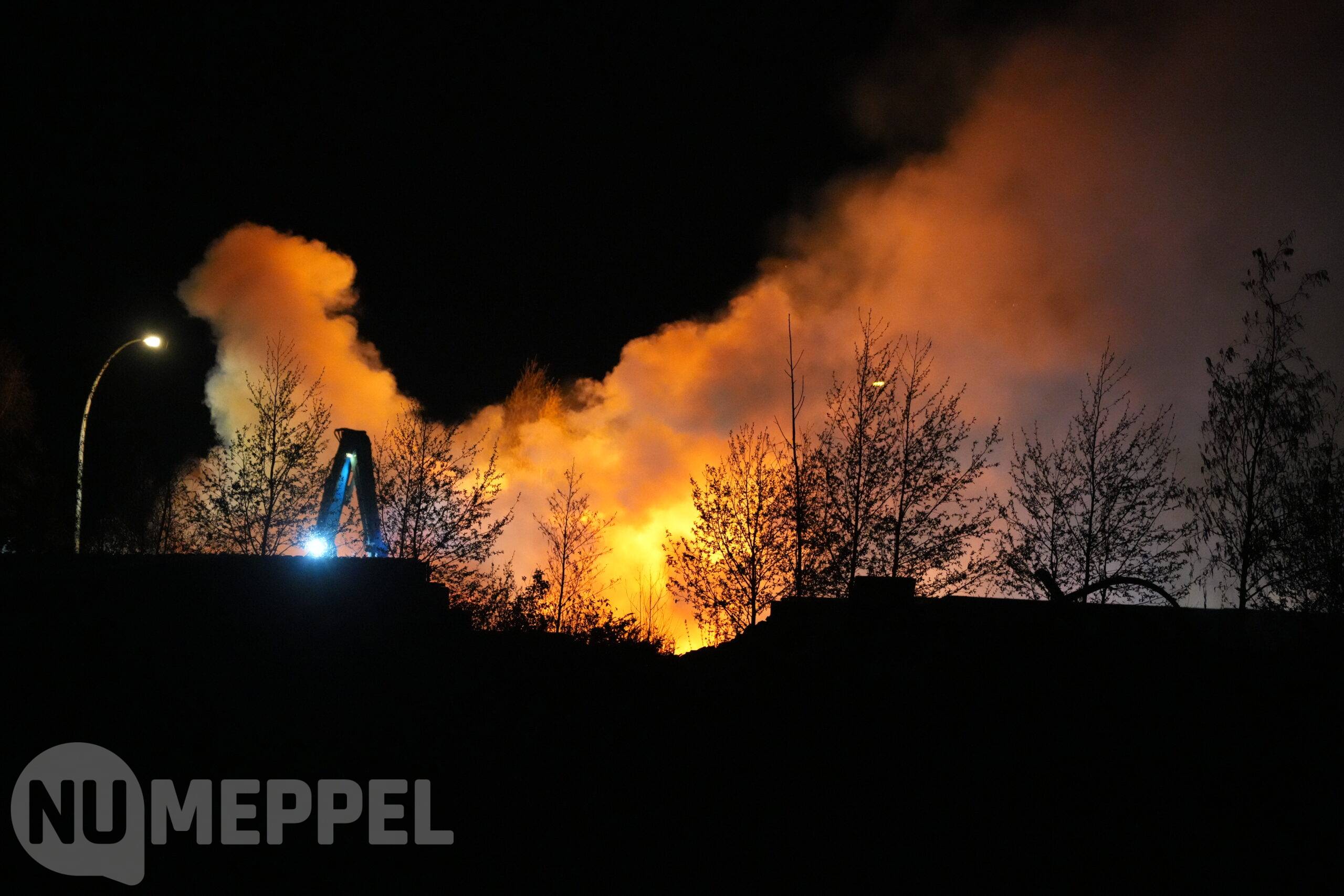 Update: Grote brand in houtopslag aan de Beunteweg in Staphorst (Foto’s)