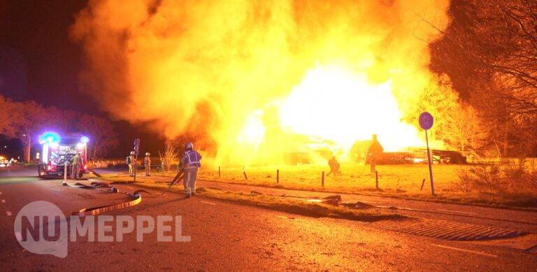 Update: Grote brand verwoest boerderij aan Hoogeveenseweg in Zuidwolde (Foto’s)