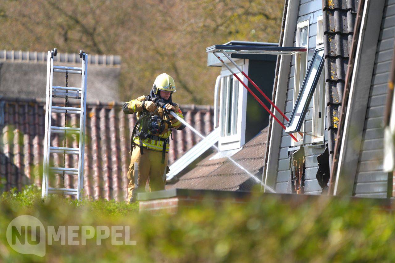 Brandweer rukt uit voor woningbrand aan Paasloregel in Willemsoord