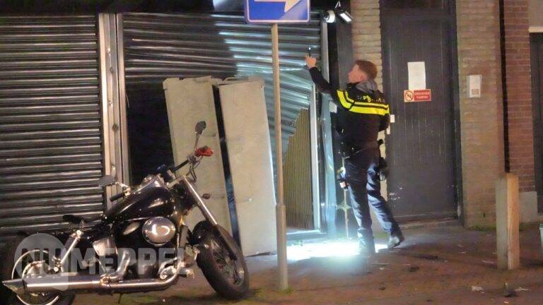 Auto rijdt in op juwelierszaak in Zwolle, politie onderzoekt mogelijke inbraak
