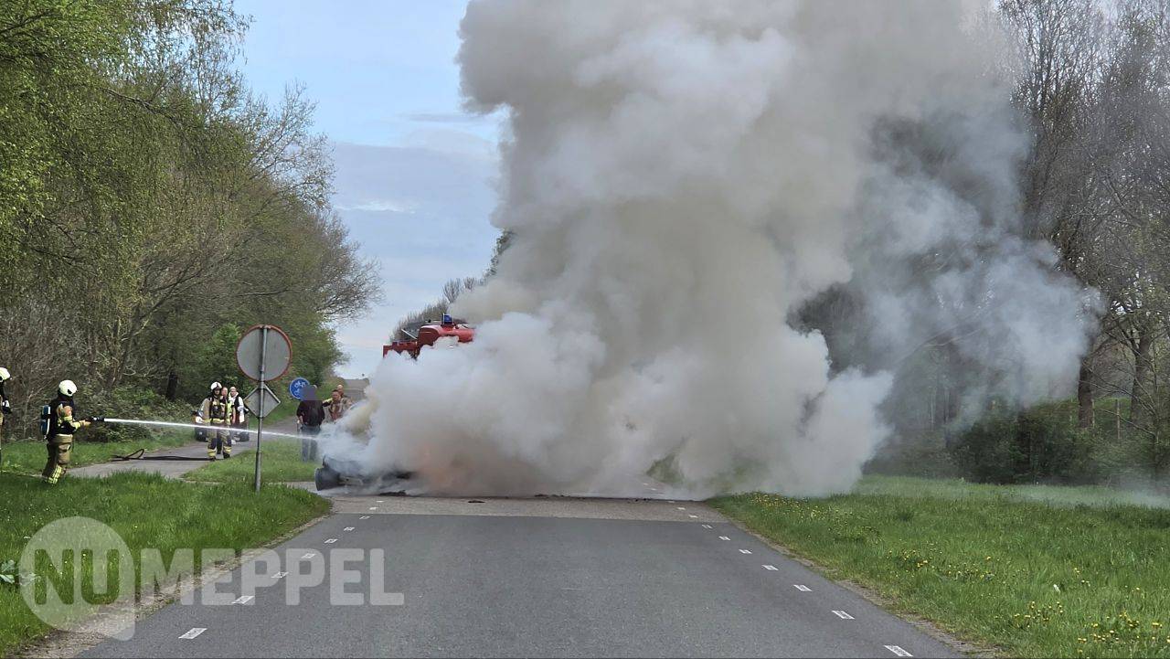 Voorkant van auto volledig uitgebrand tussen Nijeveen en Steenwijk