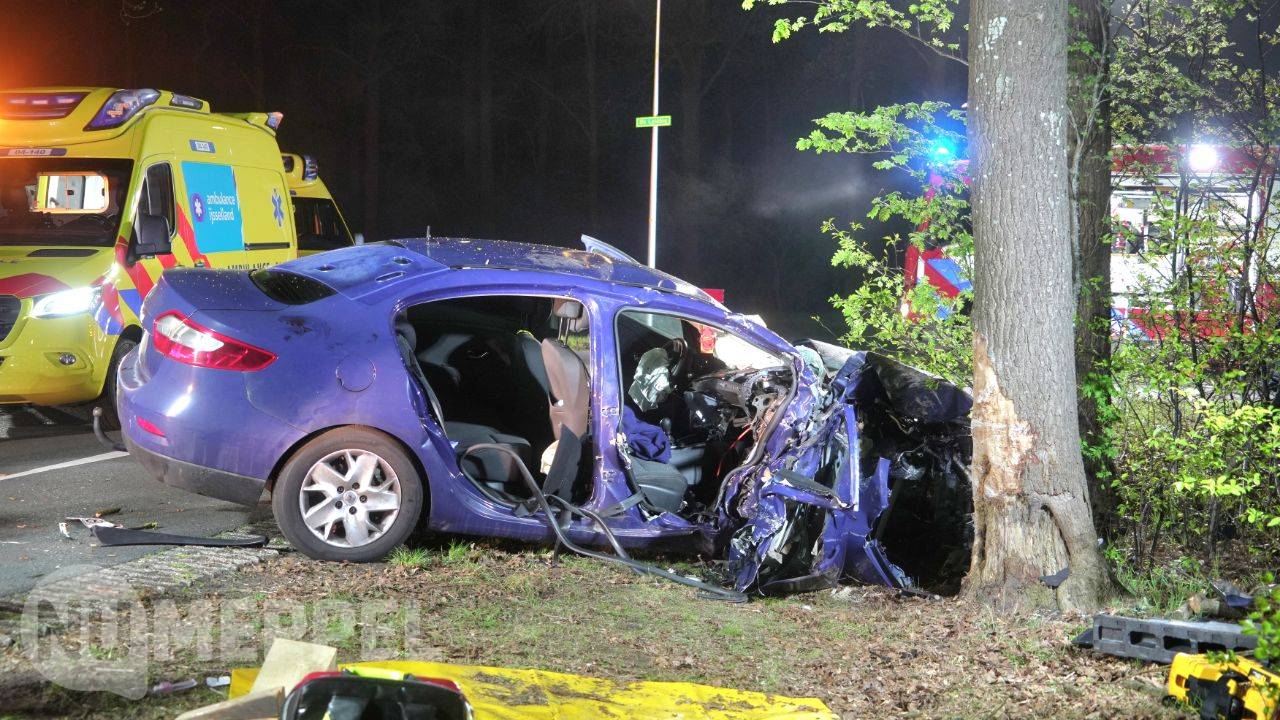Auto botst tegen boom in Witharen, twee gewonden