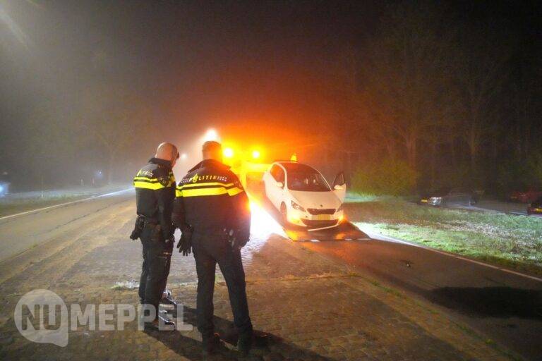 Auto raakt van de weg en belandt op andere weghelft in Rouveen