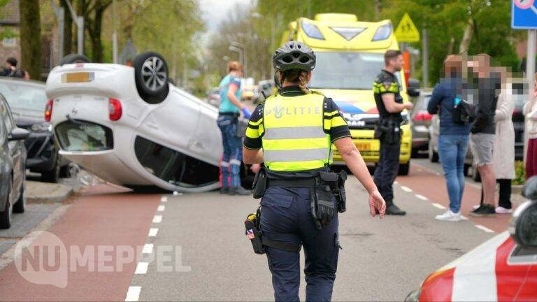 Auto op de kop na aanrijding, Bethesdastraat in Hoogeveen afgesloten