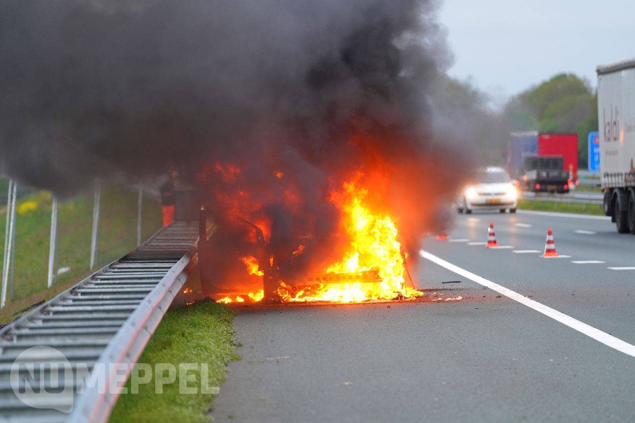 UPDATE: Autobrand op A28 bij Rogat/de Wijk; voertuig volledig uitgebrand