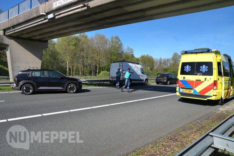 Botsing tussen twee auto’s en een busje op A28 bij De Schiphorst