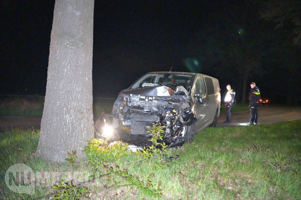 Busje botst tegen boom op Oshaarseweg bij Koekange