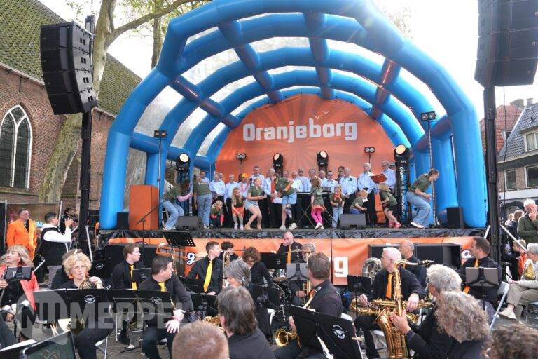 Koningsdag in Meppel feestelijk van start op Kerkplein