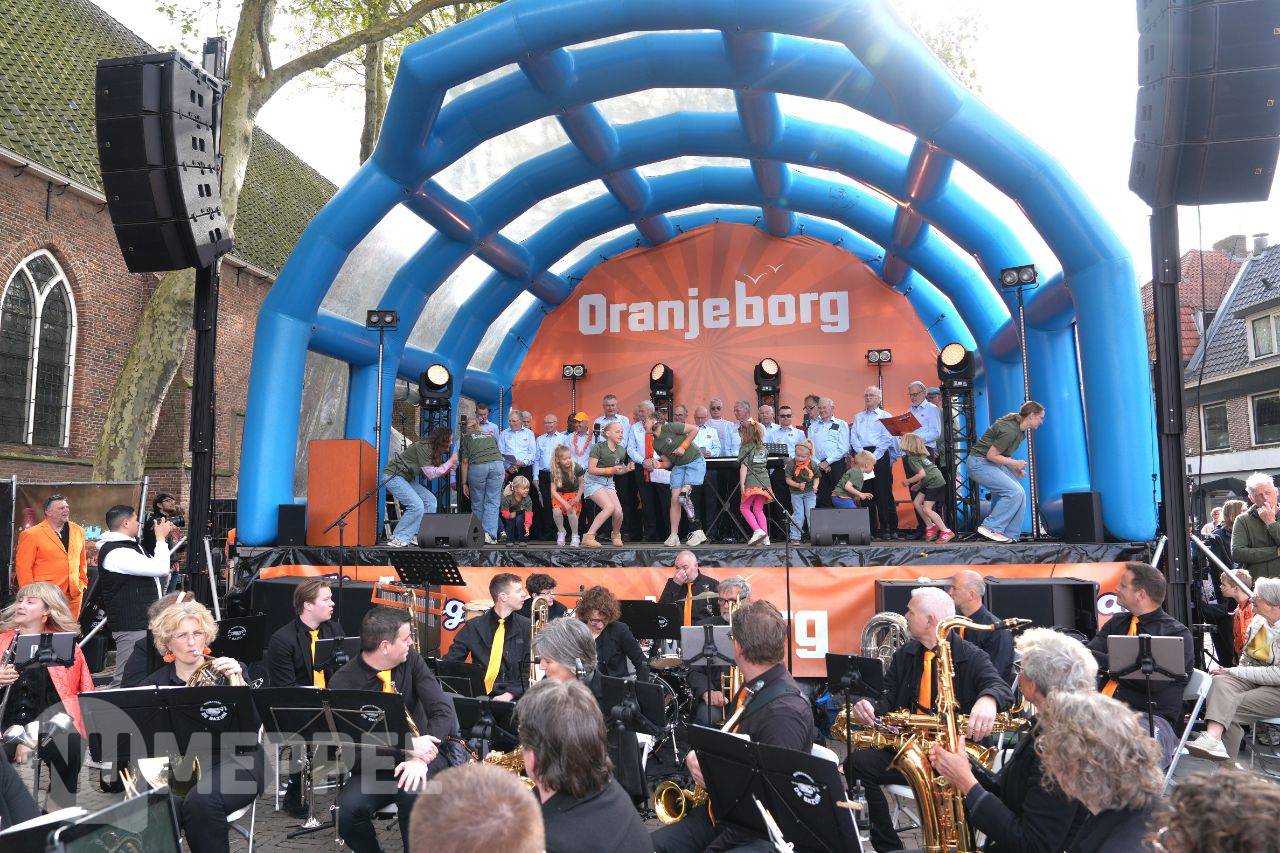 Koningsdag in Meppel feestelijk van start op Kerkplein