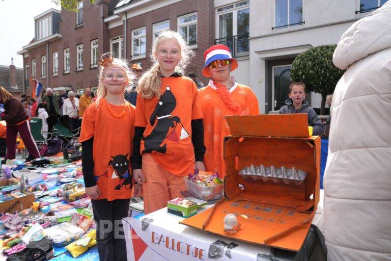 27 april 2026: Gezelligheid tijdens kinderrommelmarkt in de Woldstraat op Koningsdag Meppel.