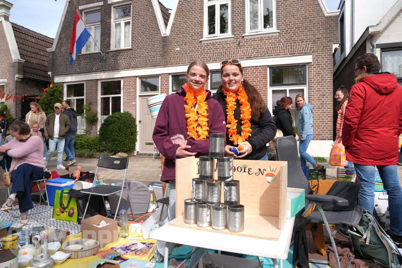 Drukte en gezelligheid op kinderrommelmarkt tijdens Koningsdag in Meppel