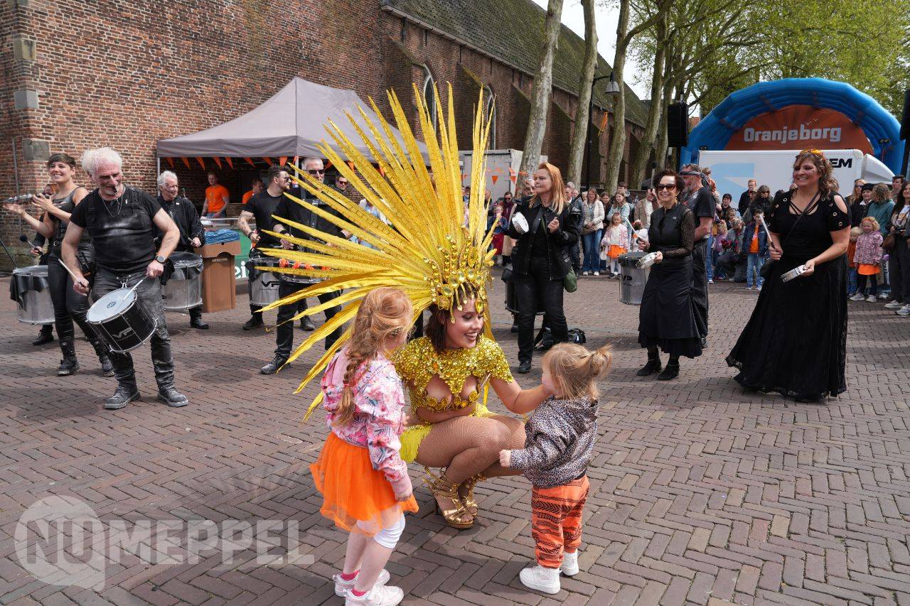 Geslaagde straattheater tijdens Koningsdag trekt veel publiek in binnenstad Meppel