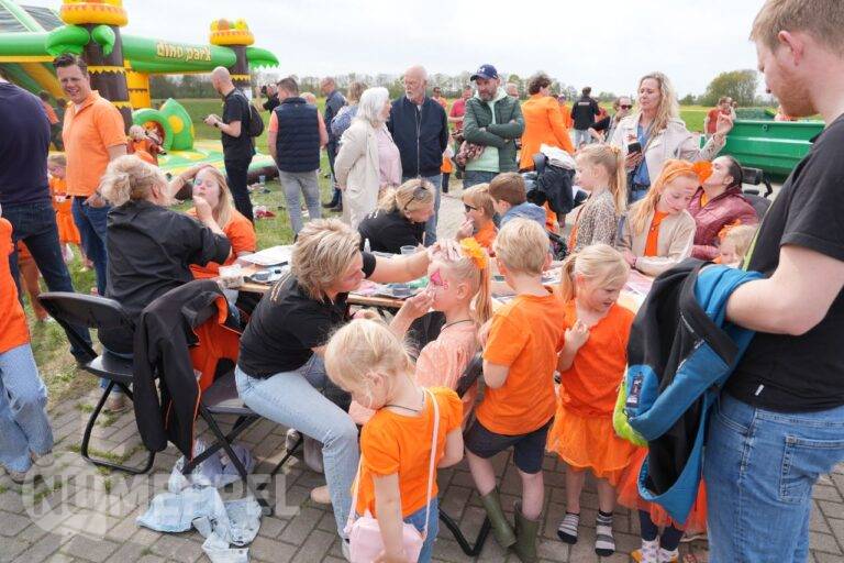 27 april 2026: Koningsdagviering in Nijeveen trekt veel bezoekers.
