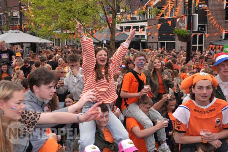 27 april 2026: Publiek bouwde een feestje met Koningsdag in binnenstad van Meppel.