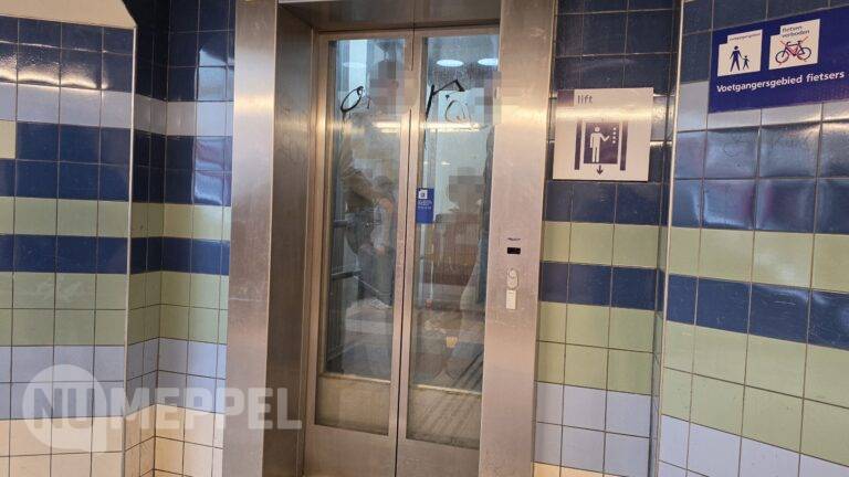 Drie personen bevrijd in horrorlift door brandweer bij station in Meppel