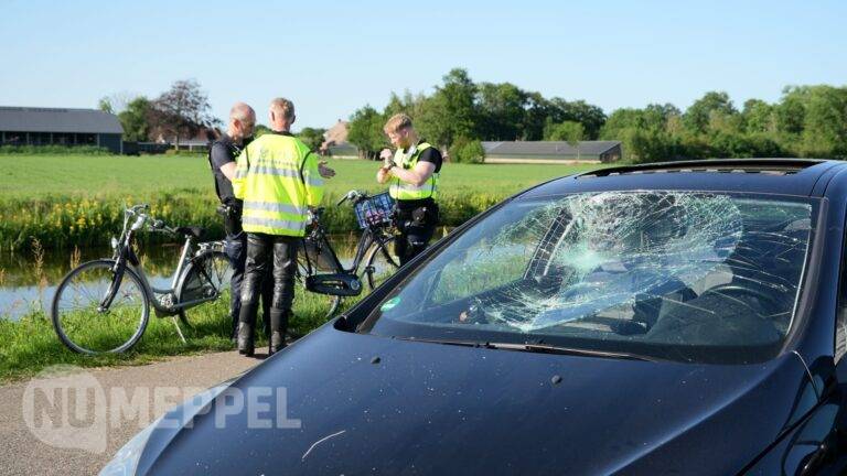 Fietser gewond na harde botsing met auto in Broekhuizen