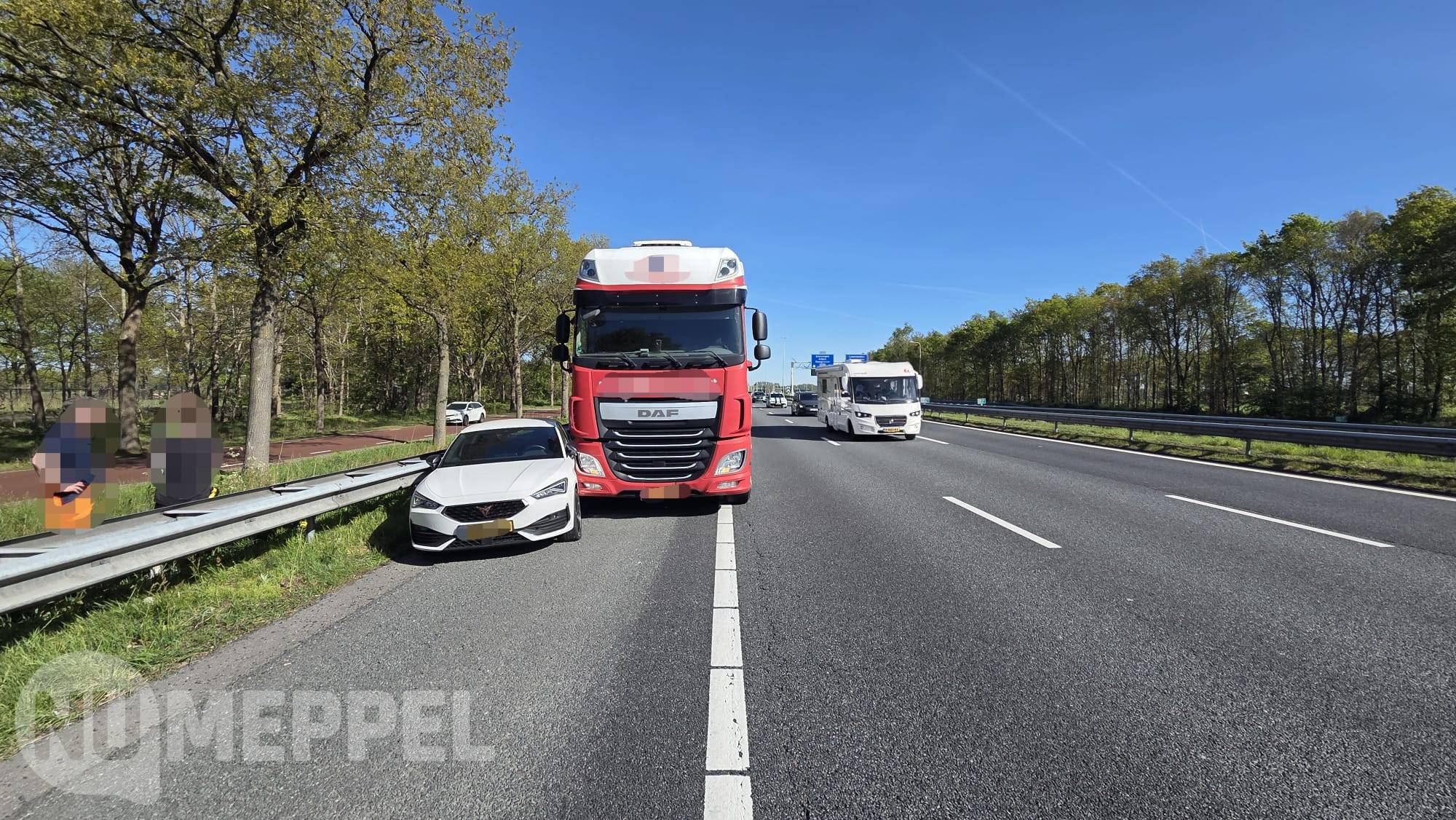 Vrachtwagen en auto met elkaar in botsing op A28 bij Lankhorst/Staphorst