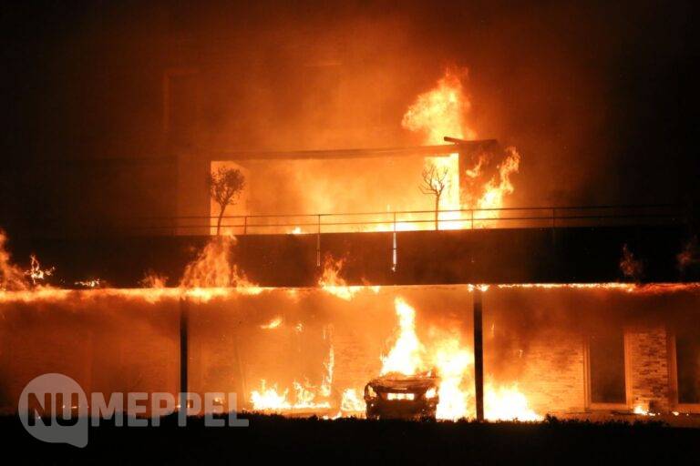 Grote brand bij appartementen in Hoogeveen, acht woningen ontruimd