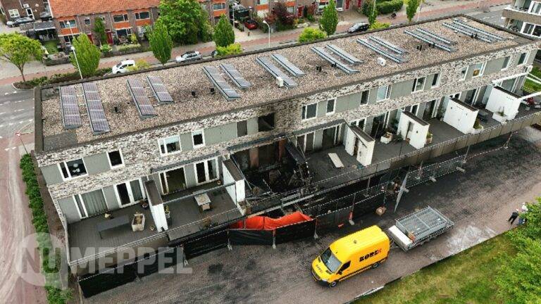 Grote schade na brand in het centrum van Hoogeveen goed zichtbaar bij daglicht