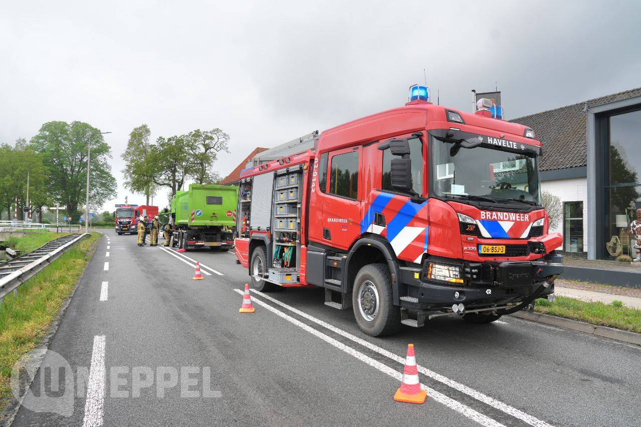 Vuilnisauto in brand op N371 bij Havelte, weg afgesloten