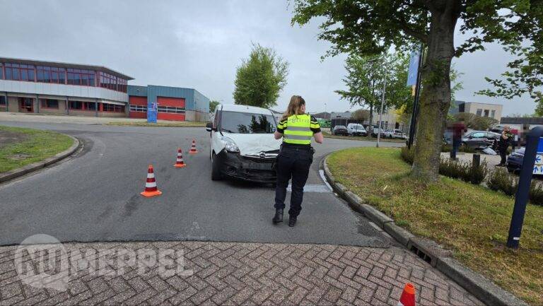 Auto en busje botsen op kruising in Staphorst