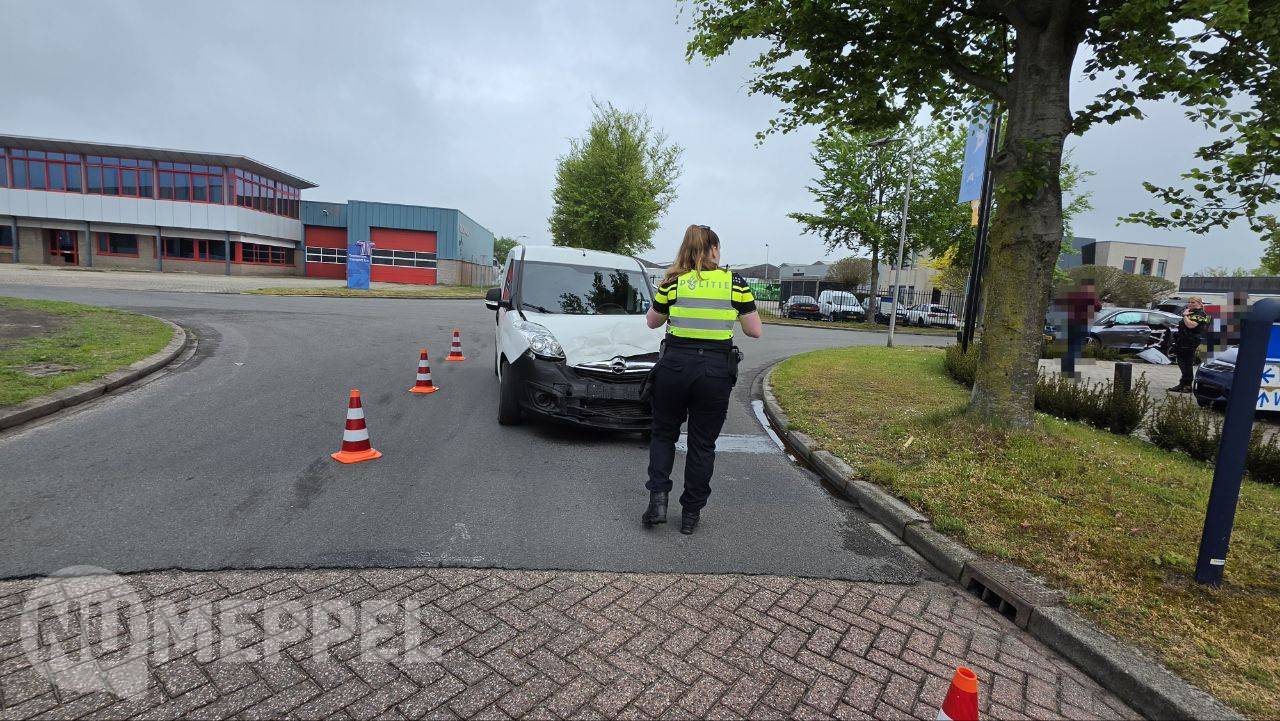 Auto en busje botsen op kruising in Staphorst